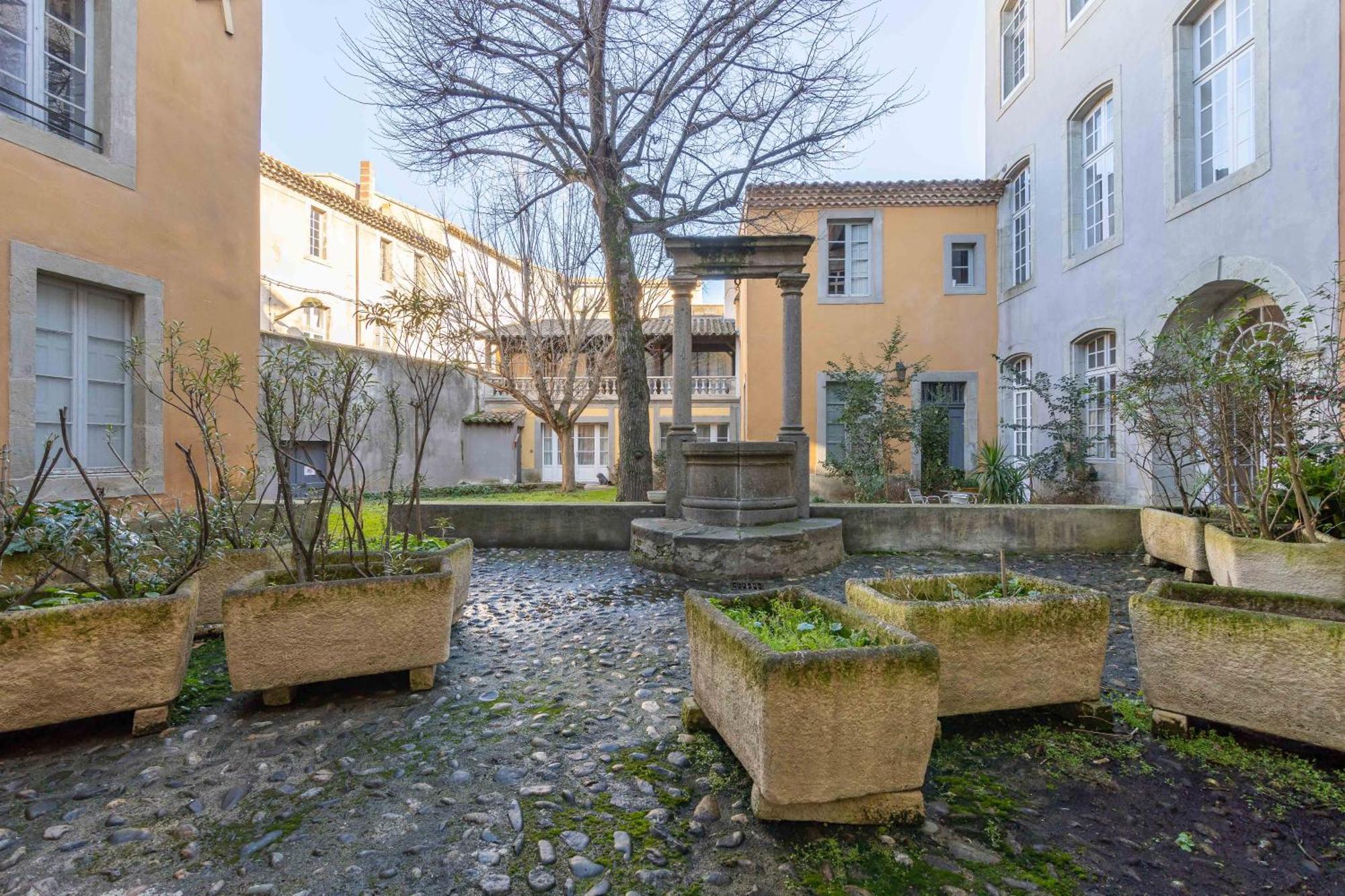 Bel Appartement avec cour au cœur de la Bastide Carcassonne Extérieur photo