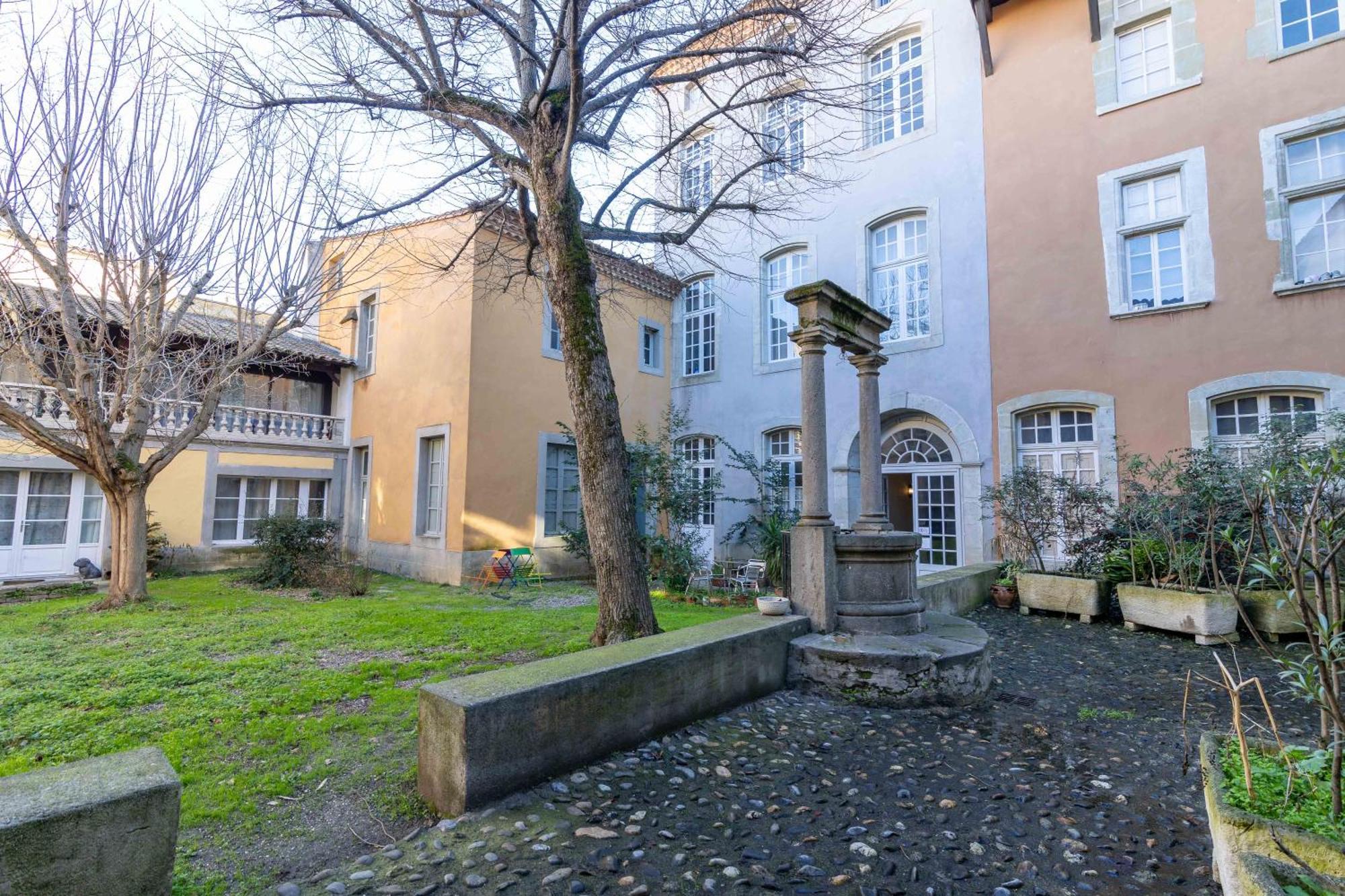 Bel Appartement avec cour au cœur de la Bastide Carcassonne Extérieur photo